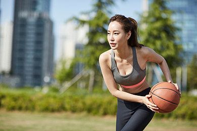 公交夏季游泳健身好处夏季游泳降温减预防肩周炎