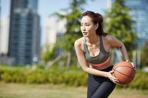 公交夏季游泳健身好处夏季游泳降温减预防肩周炎